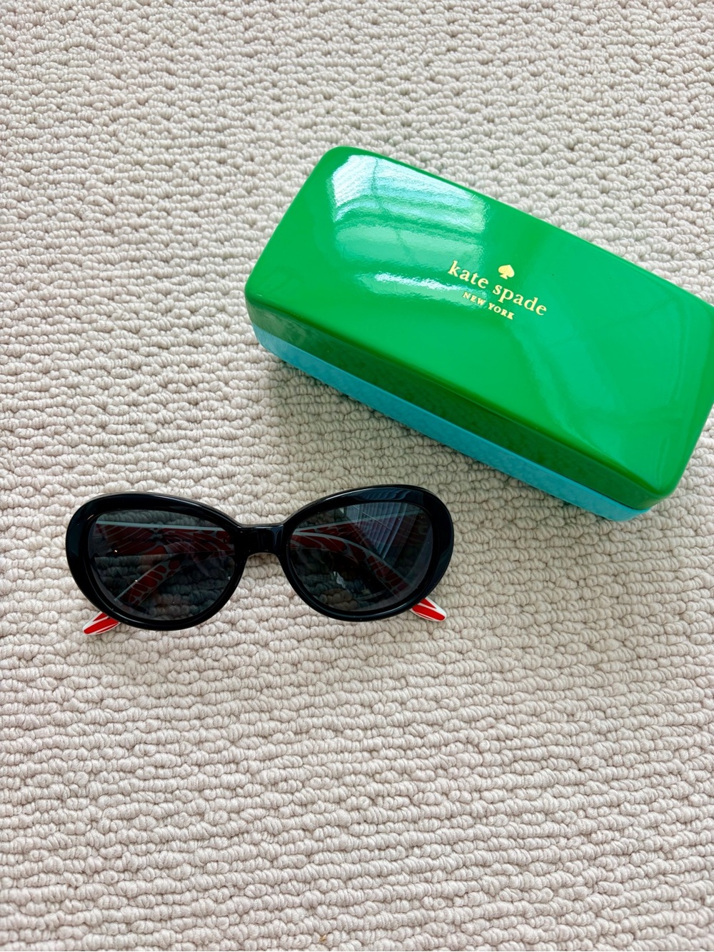 kate spade Black Polarized Sunglasses with Red Design and Green Case - Picture 10 of 11